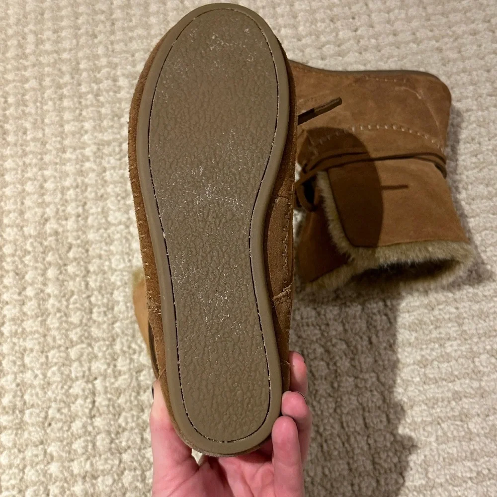 Toms Tan Moccasin Winter Boots with Faux Fur Trim - Picture 7 of 7